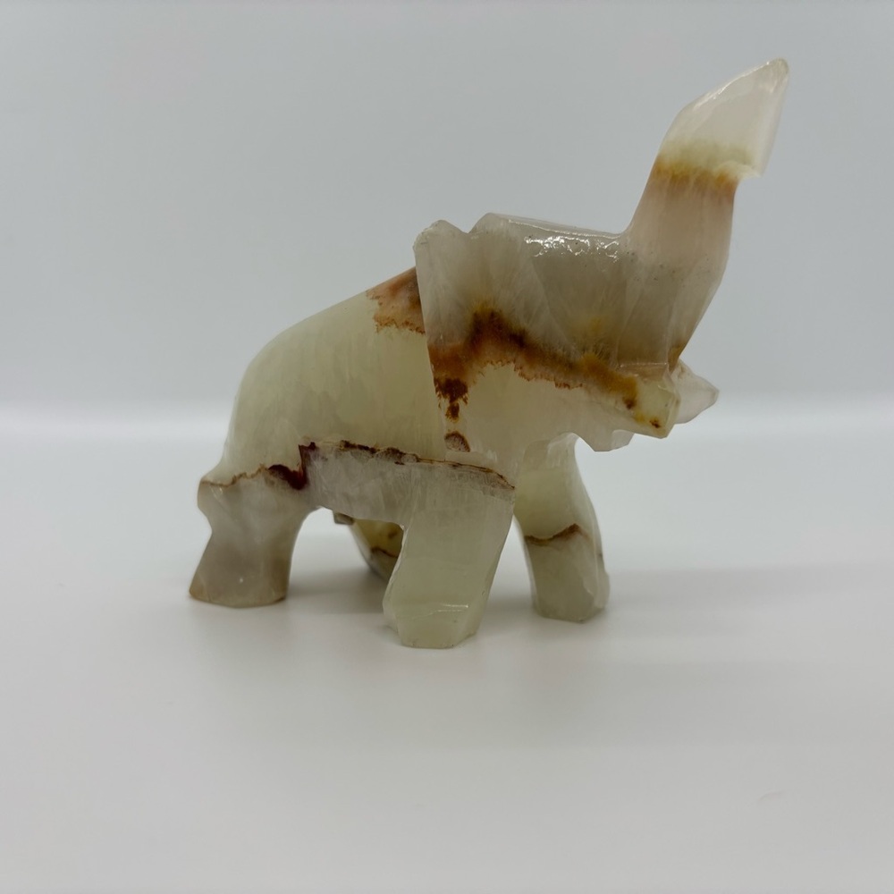 Vintage Elephant Figurine Paperweight, Hand Carved Cream Tone Onyx - Picture 3 of 7